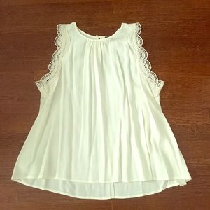 Adorable blouse scallop detail